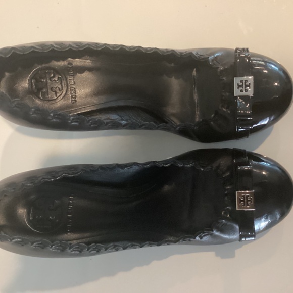Tory Burch Romy Patent Cap Toe Bow Logo Heels Black Ruffle Size 7.5 M - Picture 7 of 12